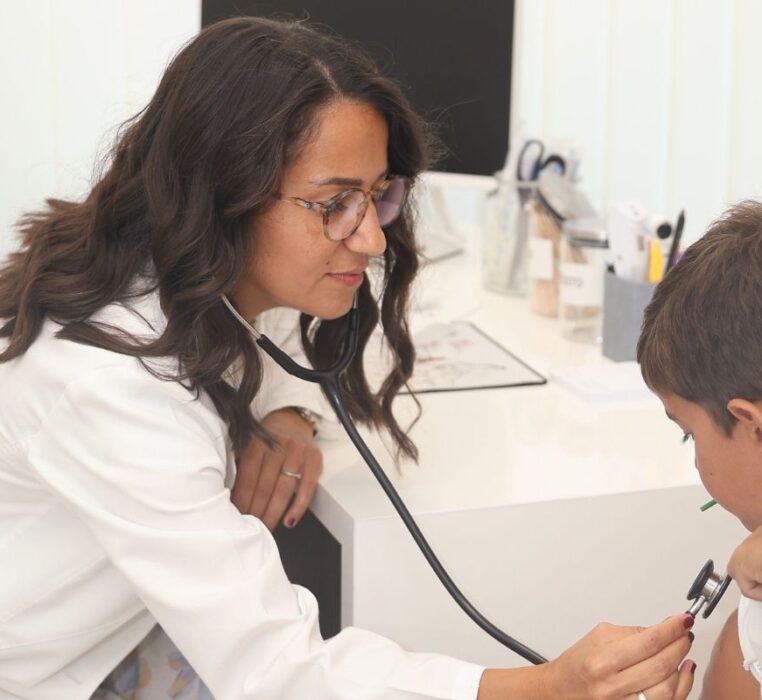 Pregled pedijatra pluca stetoskopom u O2 Medical centru